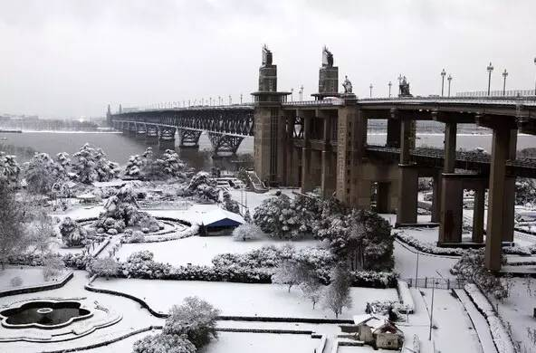 冻雨、冰雹、下雪、骤降20℃的武汉出现低温雨雪冰冻天气