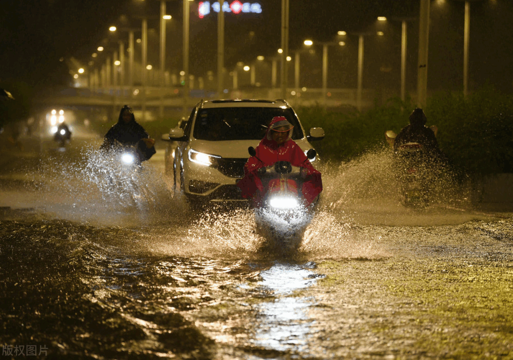 江西南昌九江等地暴雨来袭 伴有雷暴大风等强对流天气