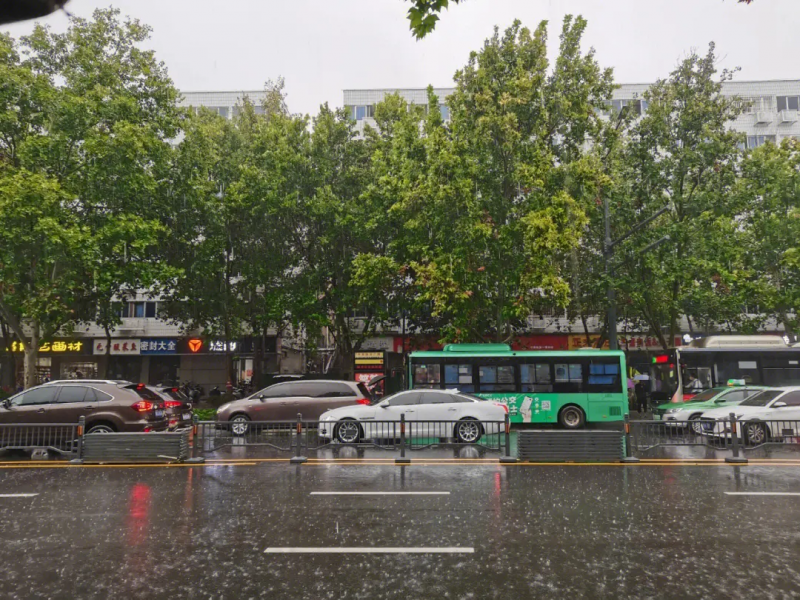 大雨+雷电+7级大风+降温12℃，河南4月天气很刺激