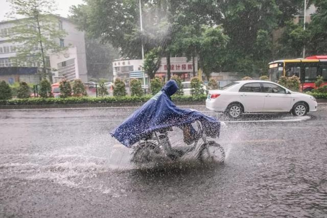 陕西今天陕南等部分地区将出现大到暴雨，局地伴有6级左右阵风