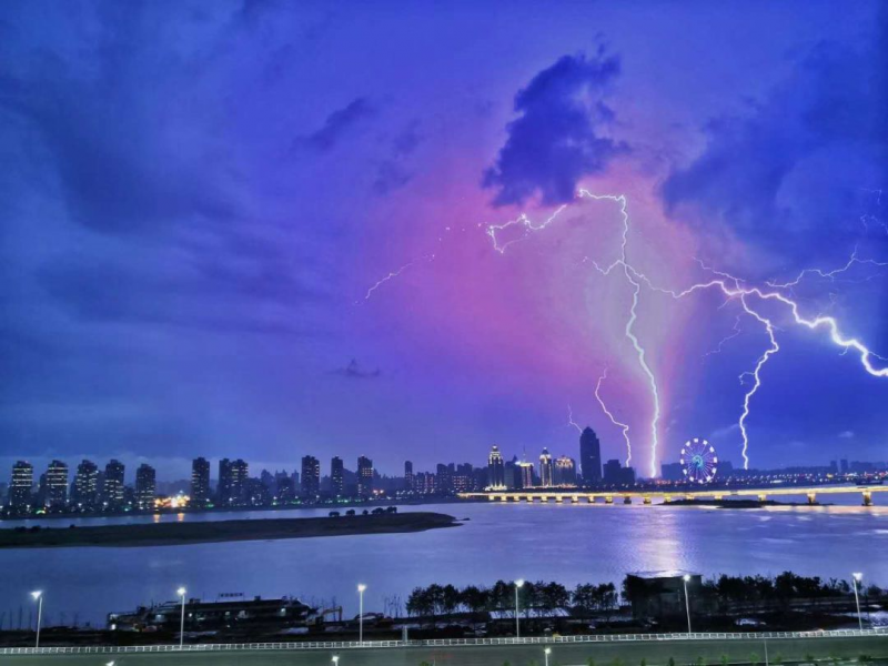 江西今明两天大部地区雷雨交加，南昌、宜春等地有大到暴雨