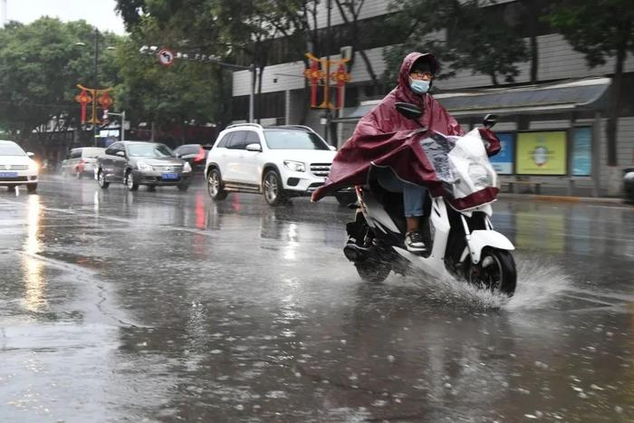 四川今天大部地区有雷雨或阵雨，成都等地局地大雨