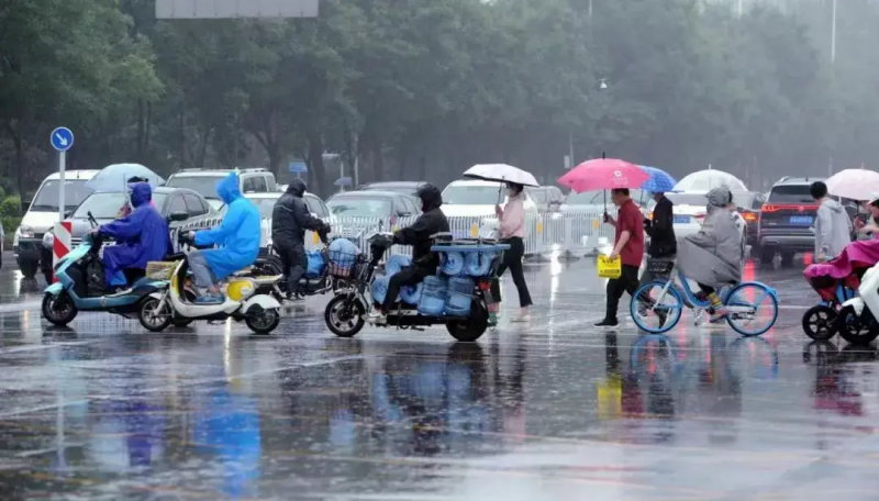 辽宁今天多地雨势强劲有中到大雨，葫芦岛等暴雨如注伴有雷电大风