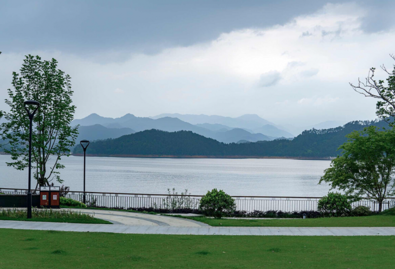 浙江今晚全省大范围有阵雨或雷雨+10级雷暴大风，局部地区有大暴雨