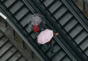 湖北东部未来三天高温持续在线，西部和北部阵雨频繁