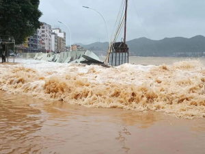 受台风“格美”影响我国东南沿海地区大暴雨频繁，明天江西有特大暴雨