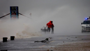 风暴潮蓝色警报持续生效，长江口至福建莆田沿海有30-80厘米风暴增水