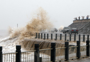 风暴潮+海浪双蓝色警报：渤海湾等地有60厘米风暴增水，黄海等将现3.8米大浪