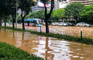 重庆等多省份地区下午继续暴雨倾盆，两广等8省份局地或有特大暴雨