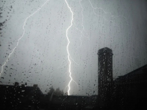 强对流天气蓝色预警：北京河北等多地雷雨大风交加，局地有8-10级大风