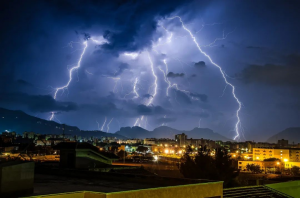 北方雨水进入收尾阶段，南方多地进入持续降雨和雷暴高发时段