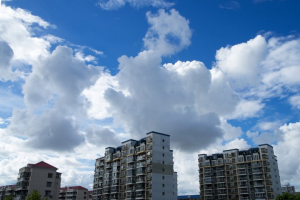 湖北今天多云为主局地有大到暴雨量级雷阵雨，东部局地高温在线