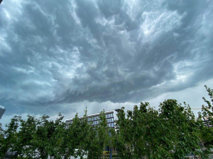 北京今天分散性雷阵雨持续在线，周末雨水依旧最高气温将跌至28℃