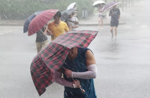 山东今天青岛济南等11市地区大雨倾盆，局地有大暴雨+雷电+7级阵风