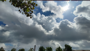 上海今天多云为主午后局地有雷雨+7-9级阵风，明天开始高温短暂归回