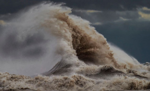 海浪橙色警报：东海有6-9米狂浪到狂涛，浙江上海近岸海域有中到大浪