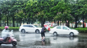 广西钦州等地今晚有大到暴雨+短时雷暴大风，明天7市有大到暴雨