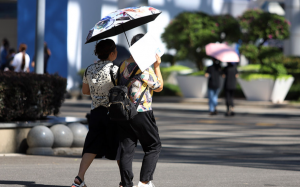 重庆今明两天炎热最高气温将达38℃，后天多地雨水现身局地大雨