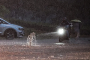 内蒙古呼和浩特等多市今天有大到暴雨或雨夹雪，局地阵风9-10级