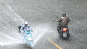 受新冷空气影响西北至东北陆续出现雨水天气，西南地区强降雨频繁