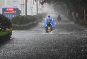 广西今天大部有分散阵雨局地暴雨，明后天桂西贵西北中到大雨频繁